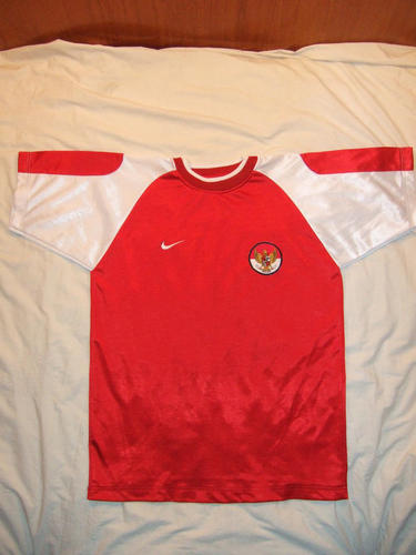 maillot de foot indonésie domicile 2000 rétro