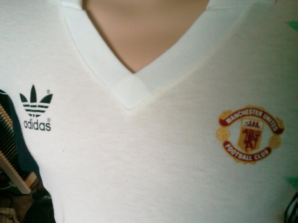 maillot de manchester united exterieur 1980-1982 pas cher maillot de manchester united exterieur 1980-1982 pas cher