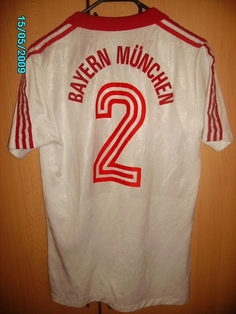 maillot fc bayern munich exterieur 1983-1984 rétro maillot fc bayern munich exterieur 1983-1984 rétro